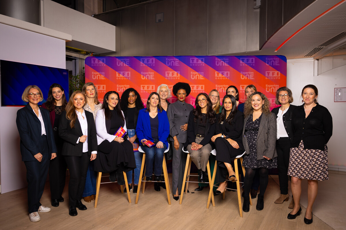 Les expertes retenues cette année, aux côtés de leur marraine de promotion, la chanteuse Axelle Saint-Cirel. © Lucie Cosnier / TF1.