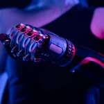 Des chercheurs créent des robots biologiques équipés de neurones pour des applications innovantes.