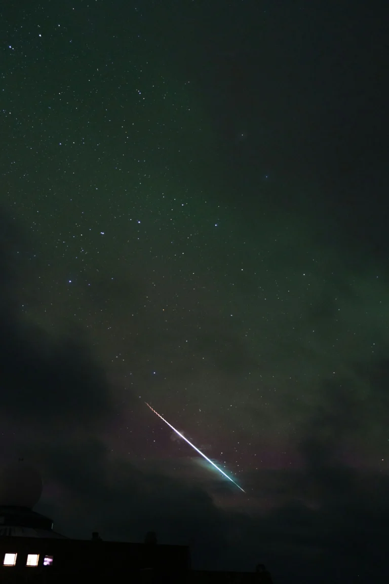 Une météorite verte traverse le ciel américain et fascine les observateurs.