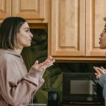 Manon témoigne : la perte de son amie due à l'emprise d'un mari trop présent