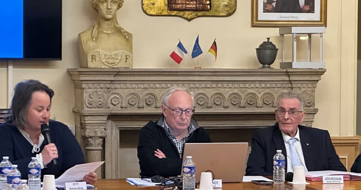 Rhône : Le maire termine son dernier conseil municipal après 37 ans de mandat