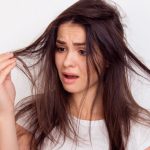 Santé : Arracher un cheveu blanc entraîne-t-il la pousse de deux nouveaux ?