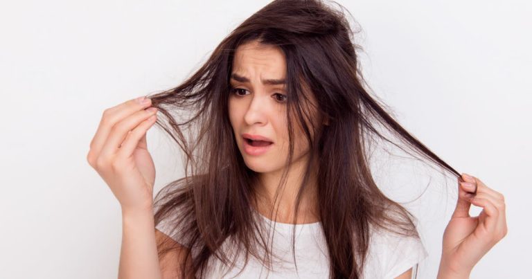 Santé : Arracher un cheveu blanc entraîne-t-il la pousse de deux nouveaux ?