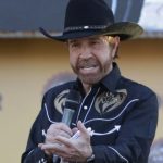 États-Unis : Chuck Norris, 86 ans, hospitalisé en urgence à Hawaï
