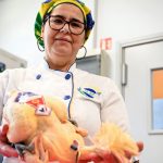 Ain : Mondial du poulet de Bresse à la crème avec la cheffe brésilienne Cenila