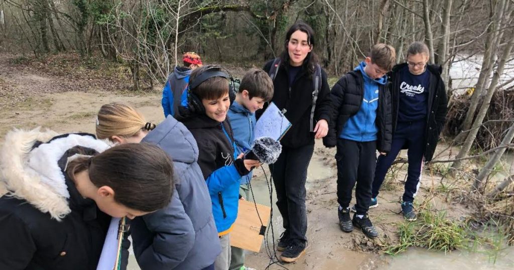 Saillans : Les écoliers découvrent les bords de Drôme par l'écoute de la nature.