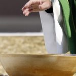 Religion : Pourquoi de plus en plus d'adultes ressentent un besoin de spiritualité et demandent le baptême