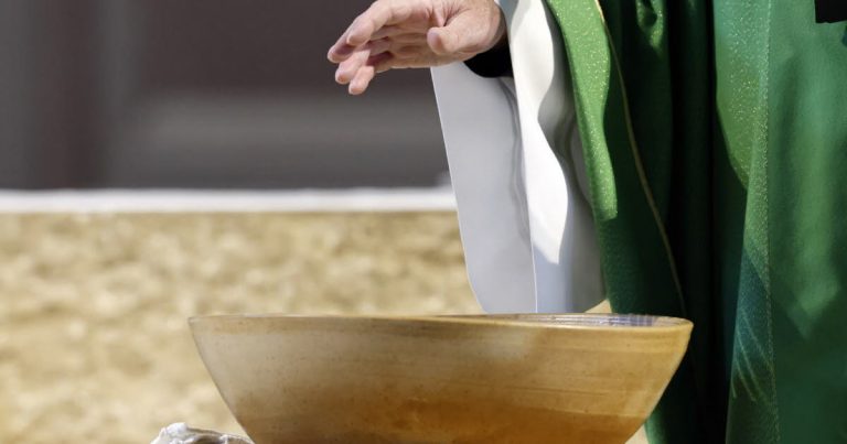 Religion : Pourquoi de plus en plus d'adultes ressentent un besoin de spiritualité et demandent le baptême