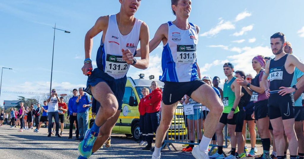 Ekiden de Bron : six coureurs unis pour franchir la ligne d’arrivée du marathon