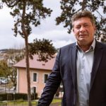 Aix-les-Bains : Renaud Beretti réélu maire, engage des projets sur thermes, parkings et mobilités.