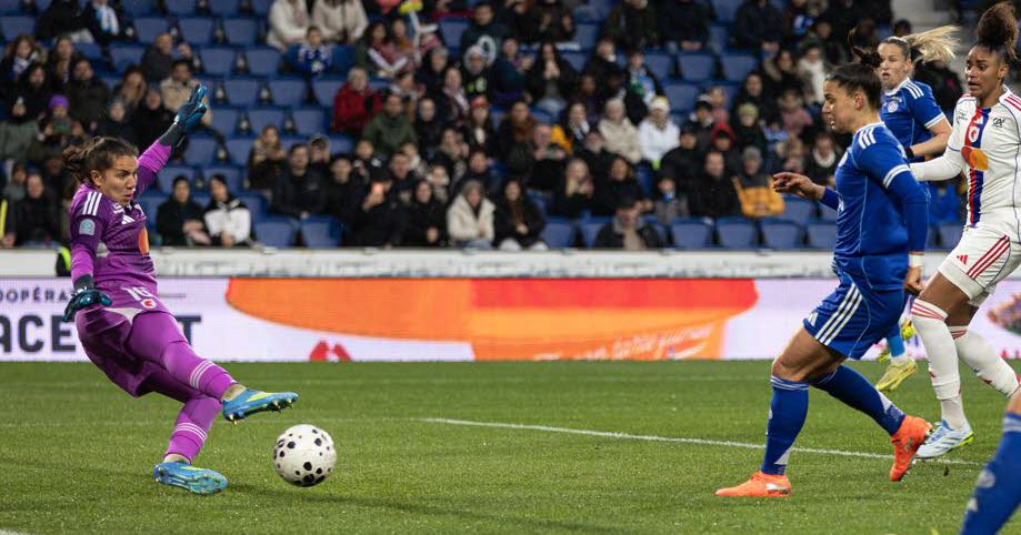 Football : les féminines du Racing Club de Strasbourg défient Lyon avec courage.