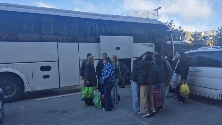 REPORTAGE. Des Iraniens regagnent leur pays par la route depuis Istanbul malgré les bombardements