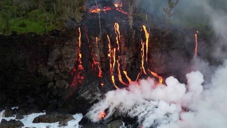 À La Réunion, l'éruption du Piton de la Fournaise atteint l'océan, un phénomène rare
