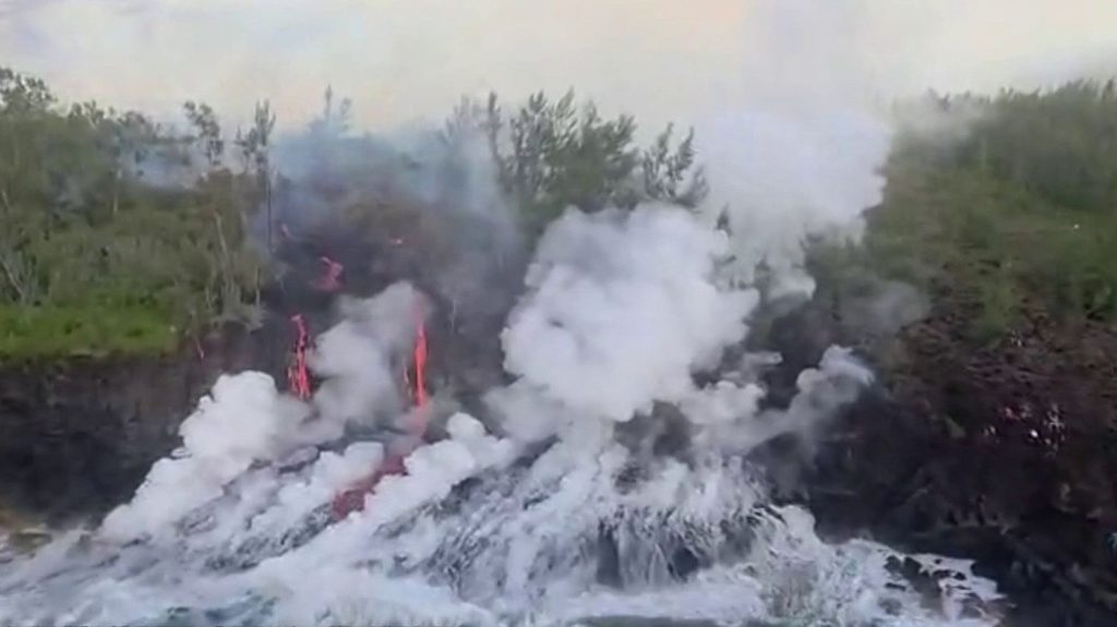 Au Piton de la Fournaise, le spectacle phénoménal des coulées de lave atteignant l'océan