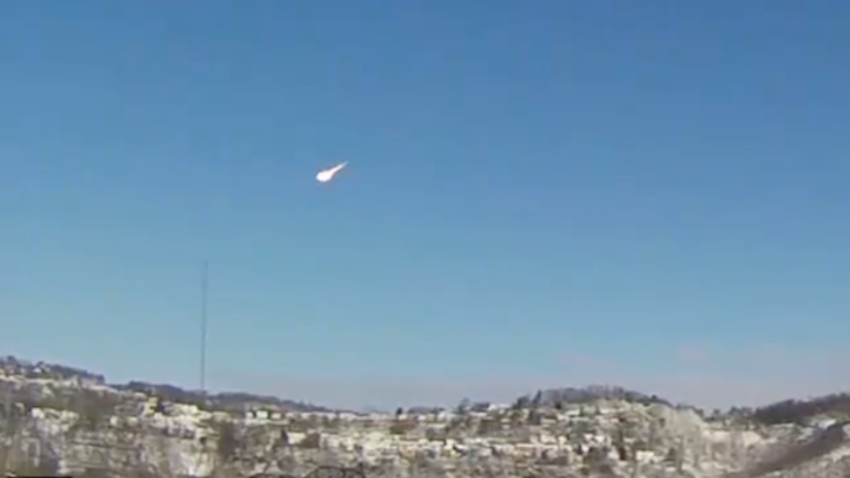 Un météore de 7 tonnes explose en plein jour au-dessus de l'Ohio, surpris par l'événement.