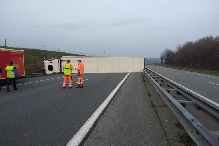 Un camion de 44 tonnes se retourne sur l'A36 en contresens : plusieurs kilomètres de bouchons ce vendredi matin