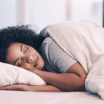 Position du fœtus ou de la bûche ? Découvrez ce que votre sommeil dit de vous