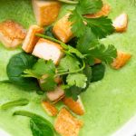 Découvrez le curry au vert éclatant qui attire tous les regards !