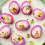 Œufs mimosa rosés à la betterave, farce au Kiri®, herbes fraîches et citron : recettes faciles