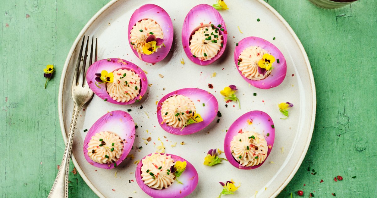 Œufs mimosa rosés à la betterave, farce au Kiri®, herbes fraîches et citron : recettes faciles