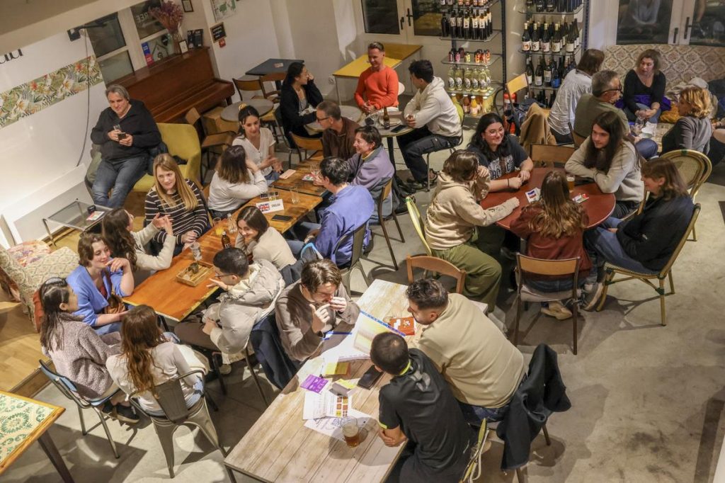Le Caf&eacute; Mundus organis&eacute; par l&rsquo;IEFE une fois par mois au caf&eacute; Aquiu draine en g&eacute;n&eacute;ral une centaine de personnes &agrave; chaque fois.