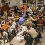 Le Caf&eacute; Mundus organis&eacute; par l&rsquo;IEFE une fois par mois au caf&eacute; Aquiu draine en g&eacute;n&eacute;ral une centaine de personnes &agrave; chaque fois.