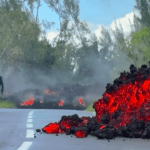"C'est une chance unique" : à la Réunion, la lave du piton de la Fournaise, arrivée sur la route nationale, enchante les habitants