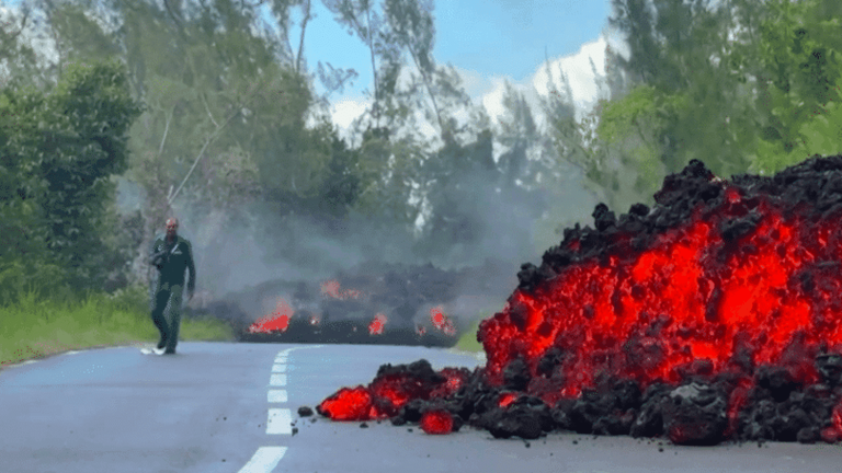 "C'est une chance unique" : à la Réunion, la lave du piton de la Fournaise, arrivée sur la route nationale, enchante les habitants