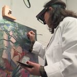 VIDEO. Esther Albendea, restauratrice de tableaux, ravive l'éclat des œuvres d'art