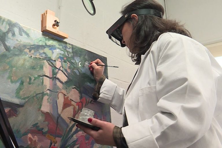 VIDEO. Esther Albendea, restauratrice de tableaux, ravive l'éclat des œuvres d'art