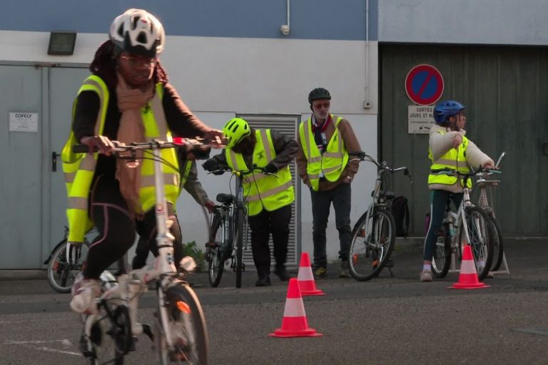 Une vélo-école pour aider les femmes adultes à apprendre à faire du vélo