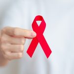 VIH : 8 idées reçues qui freinent la prévention et le dépistage chez les jeunes