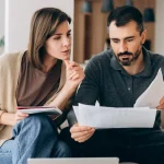 Un couple révèle une astuce surprenante pour économiser 900 euros par mois sur l'eau et l'électricité.