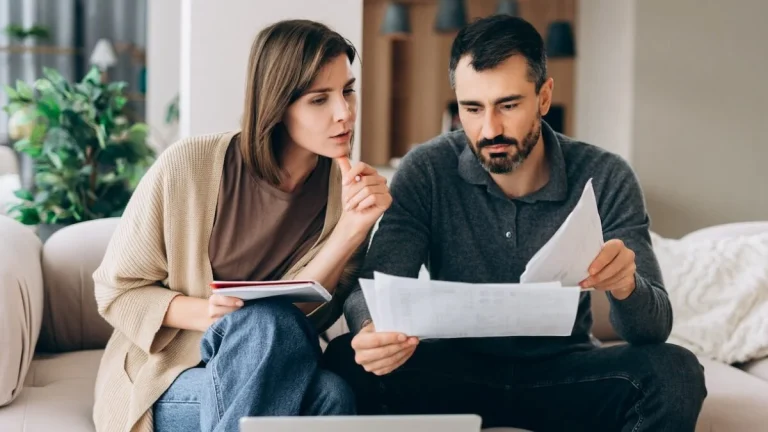 Un couple révèle une astuce surprenante pour économiser 900 euros par mois sur l'eau et l'électricité.