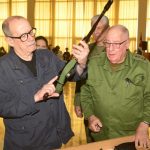 Silvio Rodríguez reçoit un fusil de combat AKM - Radio Habana Cuba
