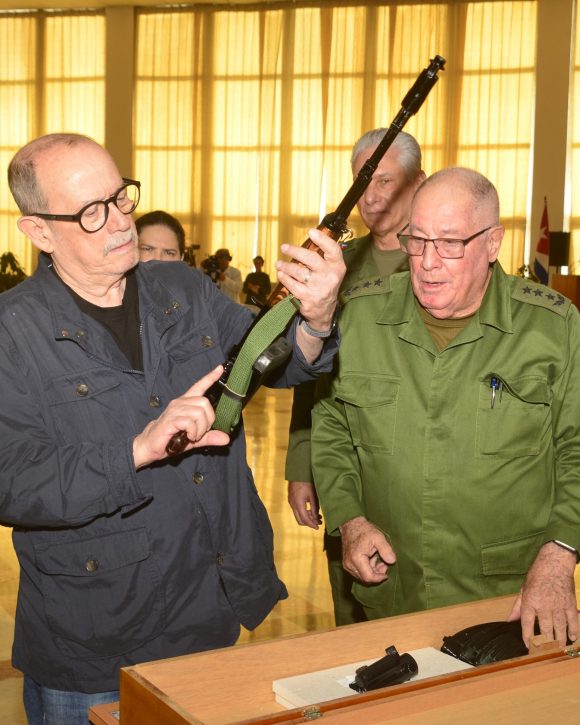Silvio Rodríguez reçoit un fusil de combat AKM - Radio Habana Cuba