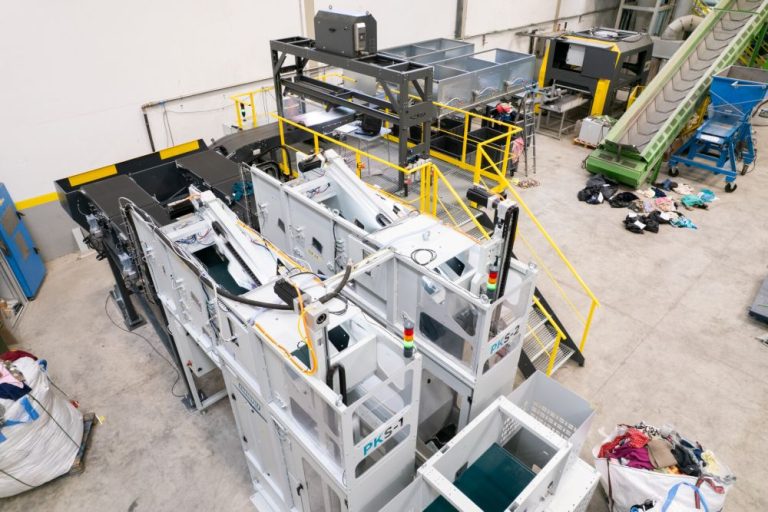 Picvisa et Girbau lancent une solution automatisée pour le tri des vêtements usagés