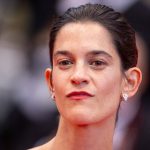 Suzanne Lindon associe ballerines à 870 euros et total look en jean pour un style printanier