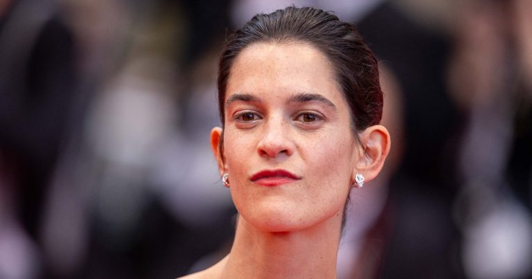 Suzanne Lindon associe ballerines à 870 euros et total look en jean pour un style printanier