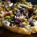 Photo de la recette : Tapenade aux olives aux herbes sur bruschetta au fromage de chèvre