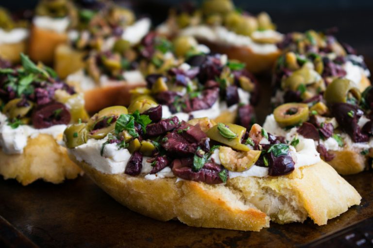 Photo de la recette : Tapenade aux olives aux herbes sur bruschetta au fromage de chèvre