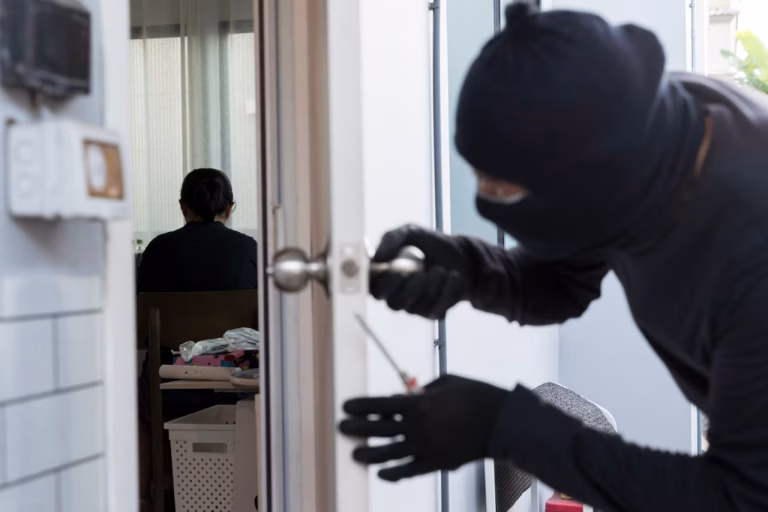 Une nouvelle technique de cambriolage se propage en France : un trou dans votre porte suffit
