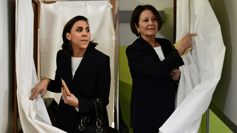 Laure Lavalette (candidate RN) et Josée Massi (maire sortante) à la sortie de l'isoloir le dimanche 15 mars 2026.