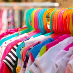 Une étude révèle des risques pour la santé des enfants liés aux t-shirts à 2 euros de la fast fashion