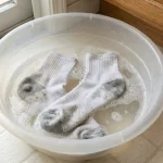 Rendez vos chaussettes blanches comme neuves en 1 h avec ces deux poudres naturelles