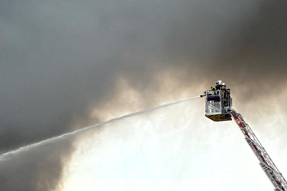 Incendie dans une zone industrielle près de Nice : 5000 m² détruits, 205 évacués, aucun blessé