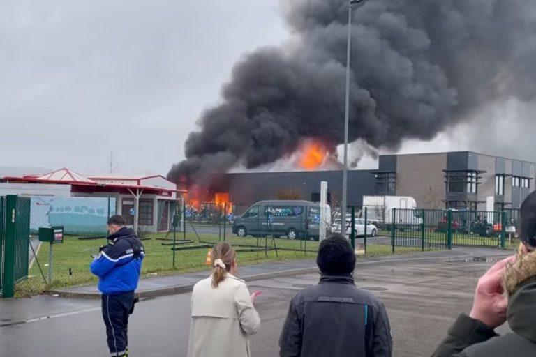 Incendie dans une zone industrielle : une soixantaine de pompiers intervenus sur place