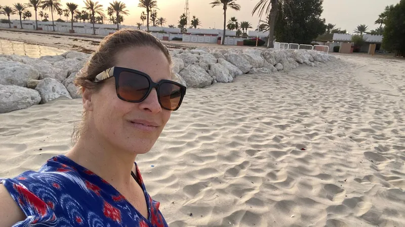 Cécile Frobert et ses enfants étaient sur cette plage quand les premiers tirs de missiles ont retenti, le 28 février 2026, au Qatar.