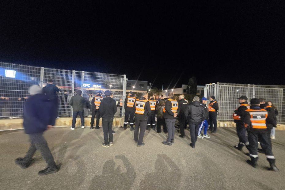 Deux cents supporters, certains encagoulés, pénètrent dans Armand Cesari après la défaite du Sporting Club de Bastia