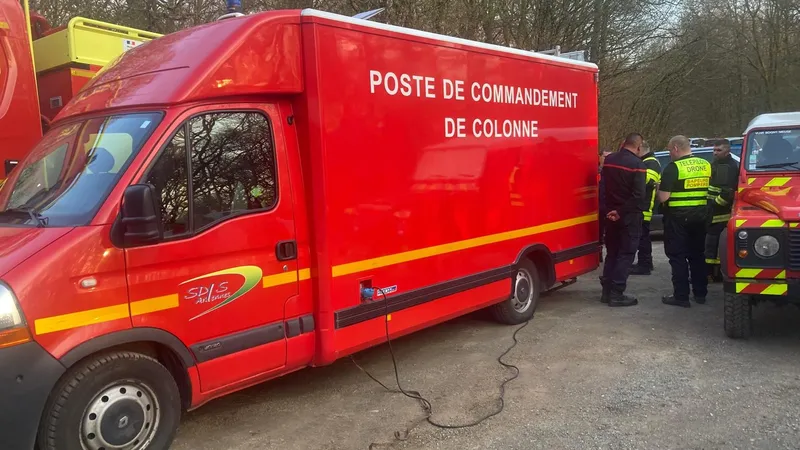 Le vaste véhicule de commandement de colonne, lors du feu de forêt à Bogny-sur-Meuse.